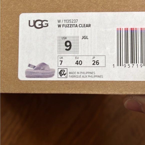 UGG SLIPPERS - NEW - Picture 3 of 8